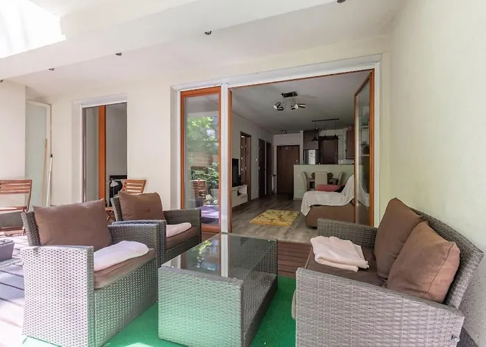 Charming Apartment With Quiet Garden In Downtown