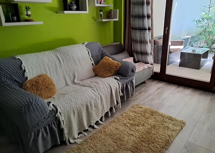 Charming Apartment With Quiet Garden In Downtown