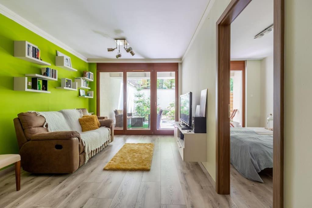 Charming With Quiet Garden In Downtown Apartmán *