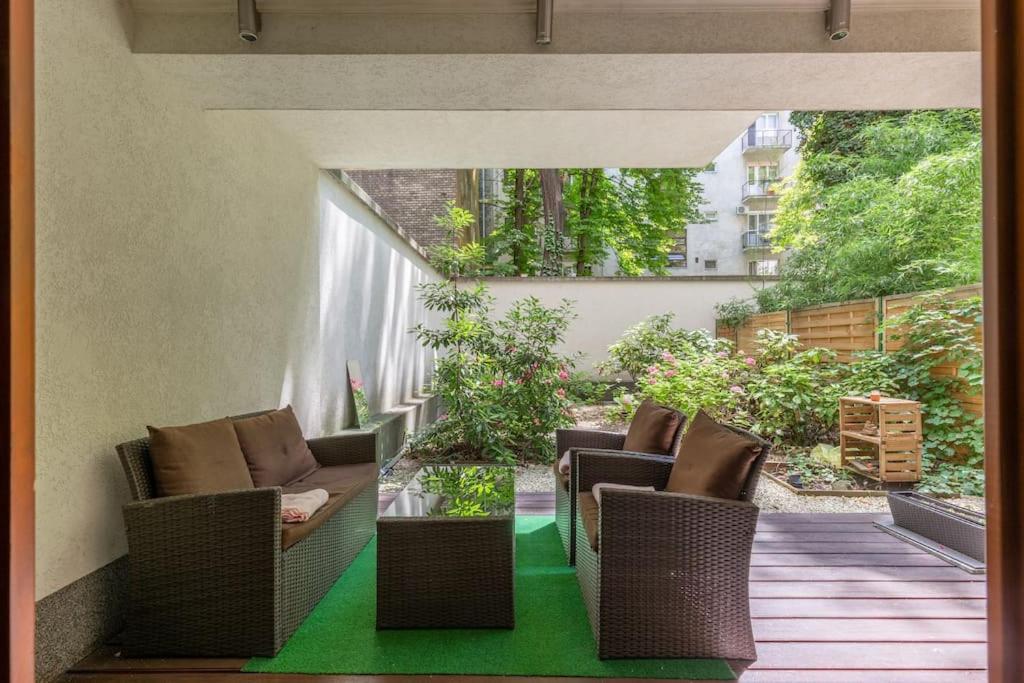 Charming With Quiet Garden In Downtown Apartmán *