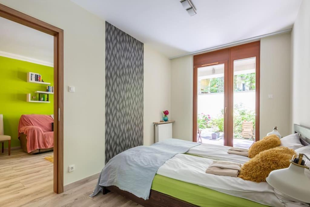 Charming With Quiet Garden In Downtown Apartmán