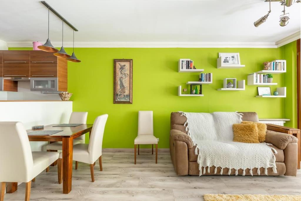 Charming With Quiet Garden In Downtown Apartmán *